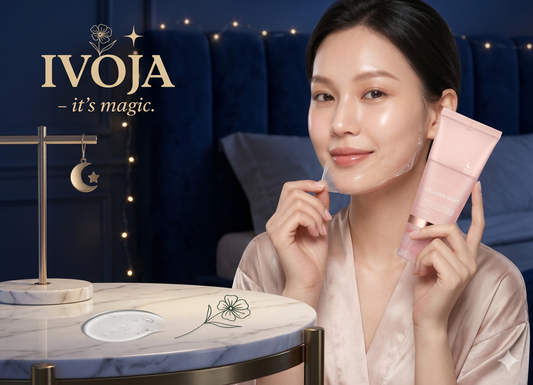 Nahaufnahme der klaren, kühlenden Gel-Textur der transparenten Kollagen Nachtmaske auf einem Marmortisch. Hochwertige Slow-Aging Kosmetik aus Deutschland für intensive Feuchtigkeit und Tiefen-Glow im Schlaf von IVOJA.